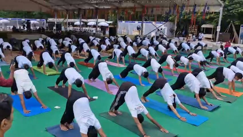 18 मिनट में 108 सूर्य नमस्कार – ग्रुप वर्ल्ड रिकॉर्ड